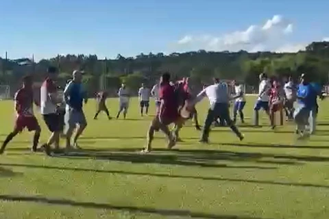 Vídeo mostra briga generalizada em jogo de futebol amador em Imbituva