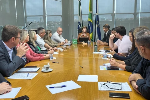 Elizabeth corta viagens, diárias e cobra velocidade em licitações