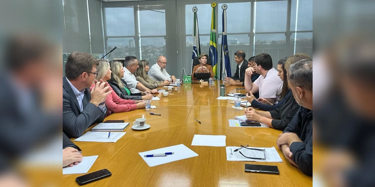 Elizabeth corta viagens, diárias e cobra velocidade em licitações