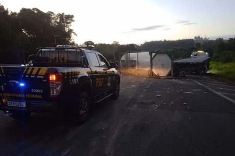 Caminhão carregado com glicerina tomba na BR-376 em Tibagi e bloqueia pista