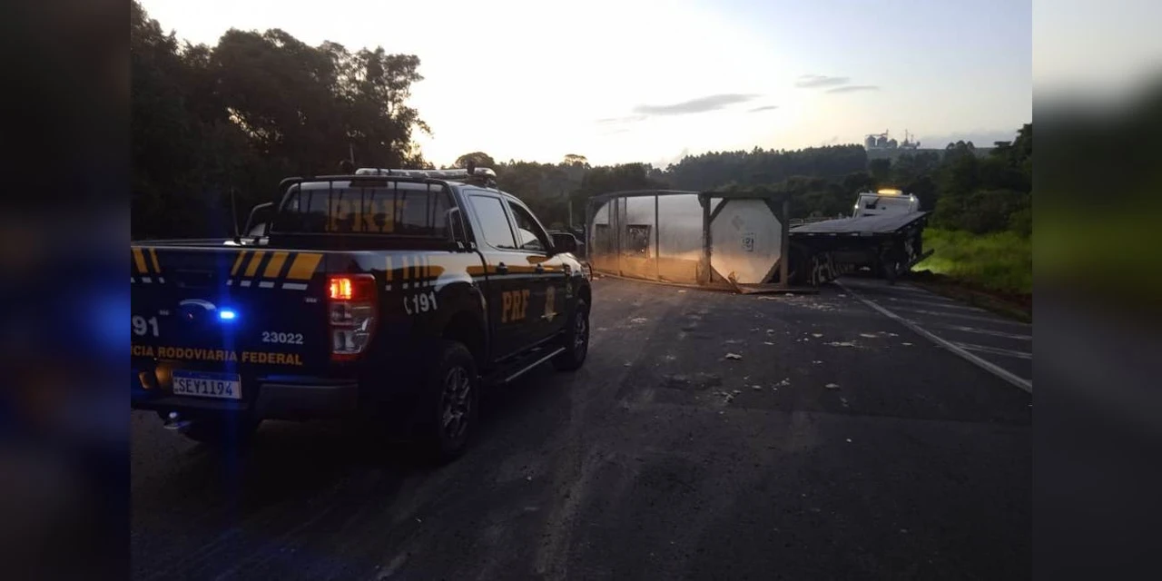 Caminhão carregado com glicerina tomba na BR-376 em Tibagi e bloqueia pista
