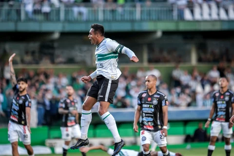 Coritiba goleia Operario e assume liderança do Paranaense