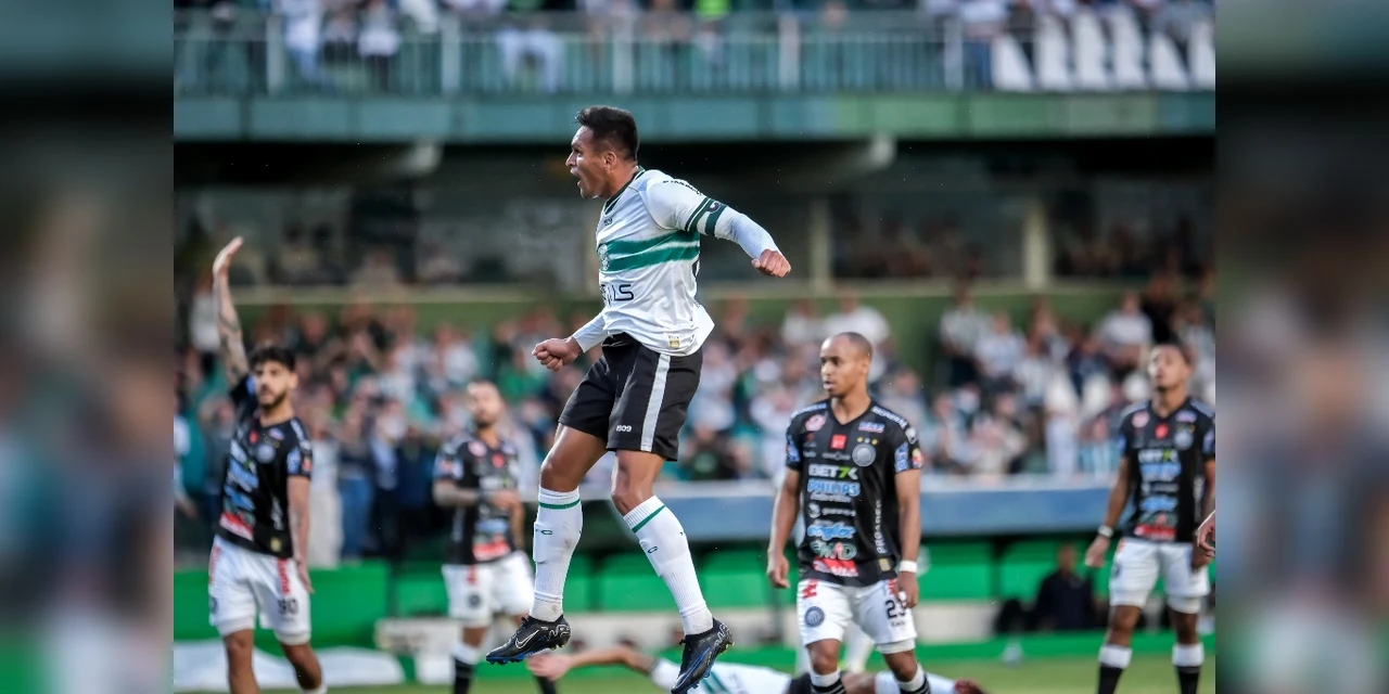 Coritiba goleia Operario e assume liderança do Paranaense