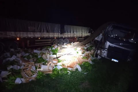 Carga de banana fica espalhada após acidente na BR-376, em Tibagi