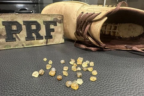 Paraguaio transportava 31 pedras misteriosas dentro de sapato