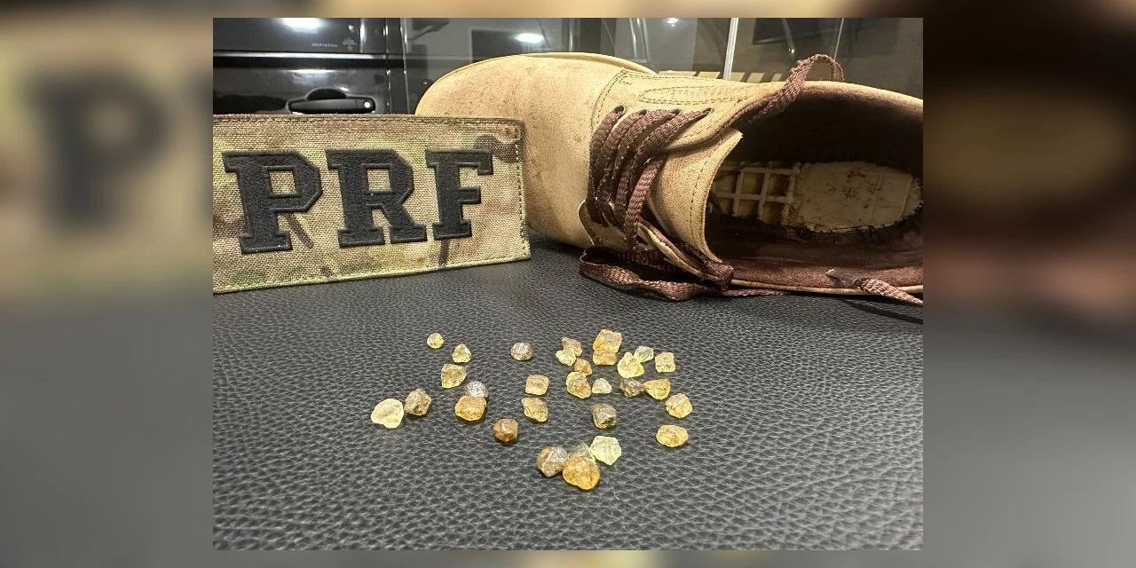 Paraguaio transportava 31 pedras misteriosas dentro de sapato
