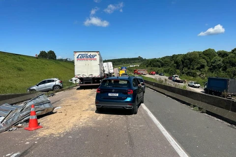 Engavetamento entre veículos deixa uma pessoa morta e outras duas feridas na BR-277, em Balsa Nova