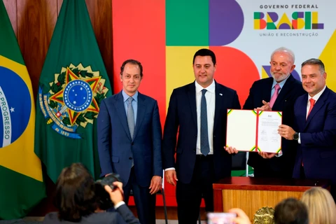 Lula assina os primeiros lotes do novo pedágio do PR