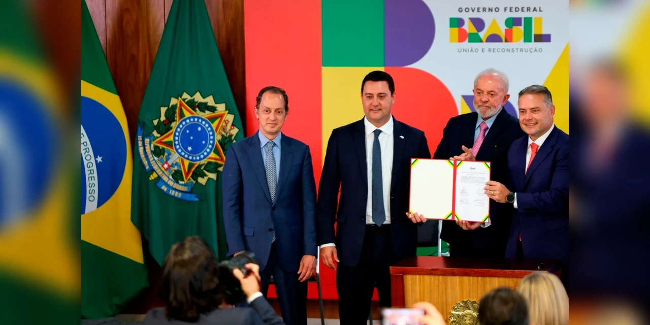 Lula assina os primeiros lotes do novo pedágio do PR