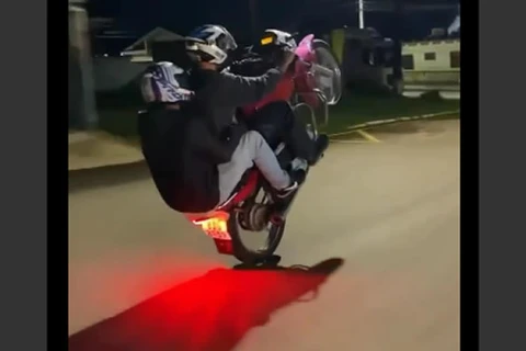 Jovem é preso com moto furtada, após ser flagrado empinando em avenida de Sengés