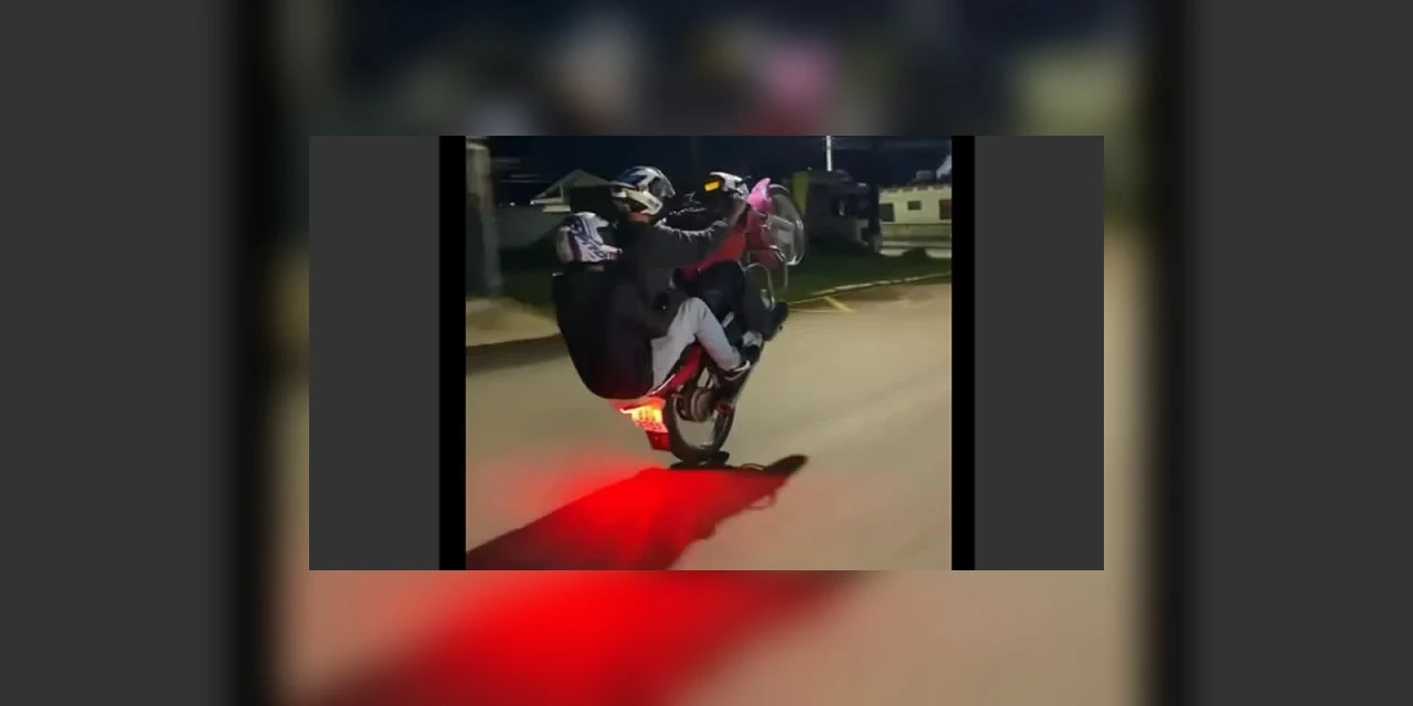 Jovem é preso com moto furtada, após ser flagrado empinando em avenida de Sengés