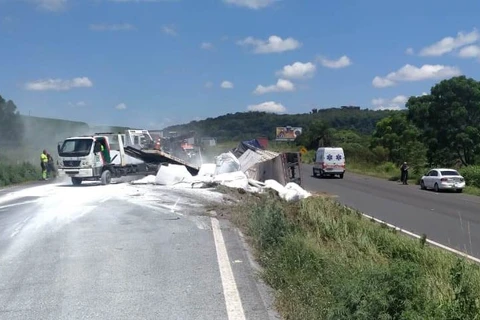 Caminhão com carga de calcário tomba e bloqueia BR-376 próximo a Vila velha