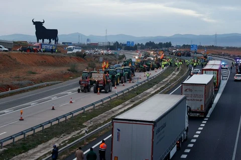 Agricultores espanhóis bloqueiam vias e ampliam protestos na Europa