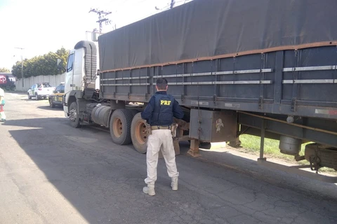 Caminhoneiro é preso em PG por dirigir com índice de álcool 5 vezes maior do que o considerado crime