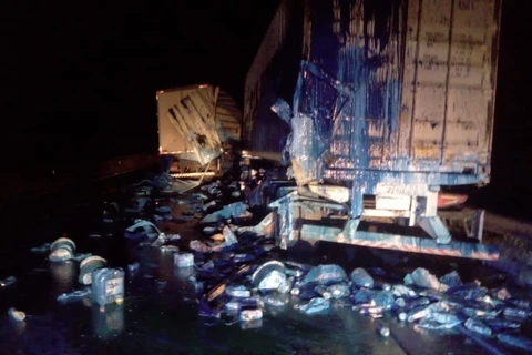 Acidente de madrugada deixa carga espalhada na BR-376, em Tibagi