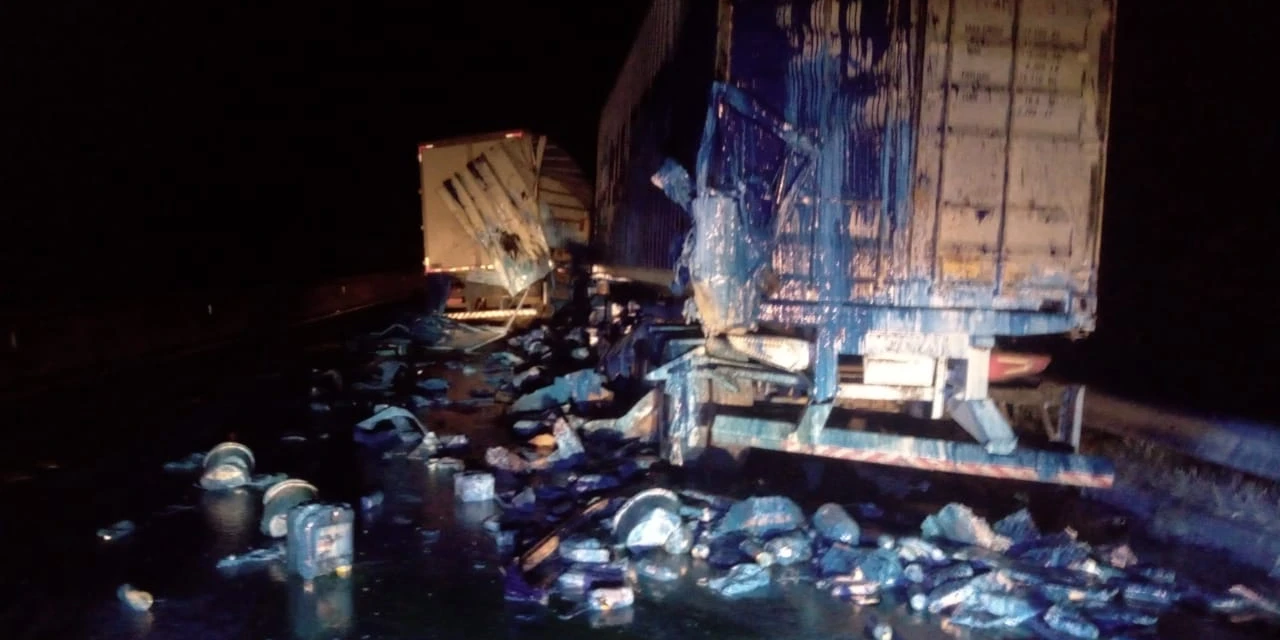 Acidente de madrugada deixa carga espalhada na BR-376, em Tibagi