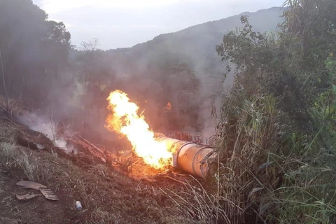 Criança de 6 anos morre após caminhão carregado com álcool tombar e pegar fogo na BR-376, em Ortigueira