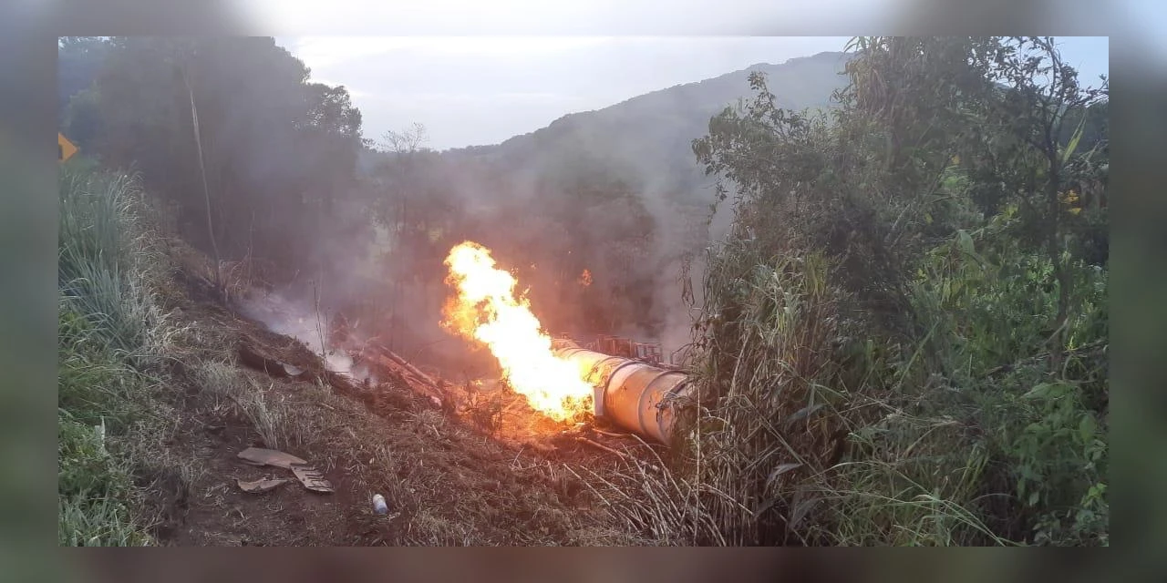Criança de 6 anos morre após caminhão carregado com álcool tombar e pegar fogo na BR-376, em Ortigueira