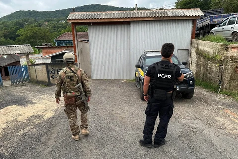 PCPR e PRF prendem 12 pessoas em ação contra grupo que saqueava cargas