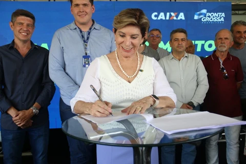 Prefeita Elizabeth assina a maior licitação de asfalto da história de Ponta Grossa