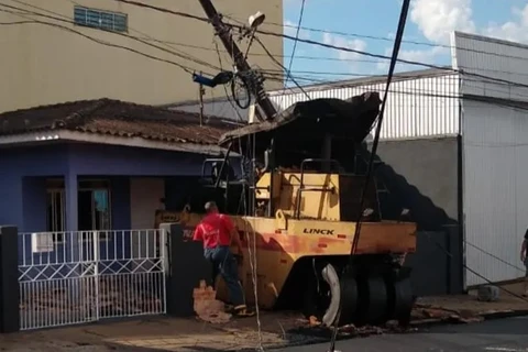 Trabalhador morre após máquina de asfalto perder freios e invadir casa em Piraí do Sul