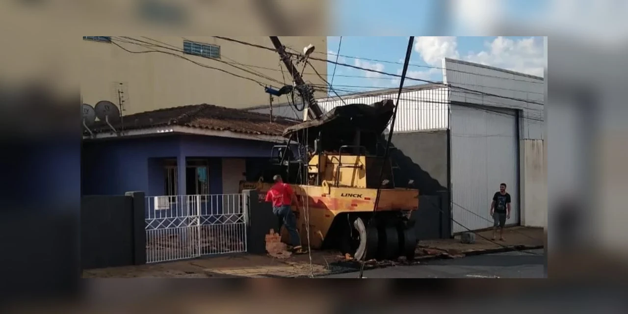 Trabalhador morre após máquina de asfalto perder freios e invadir casa em Piraí do Sul