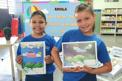 Alunos da rede municipal recebem materiais escolares para o ano letivo