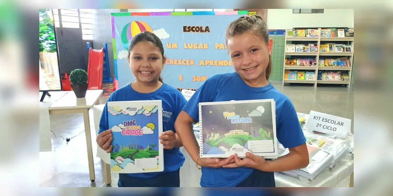 Alunos da rede municipal recebem materiais escolares para o ano letivo