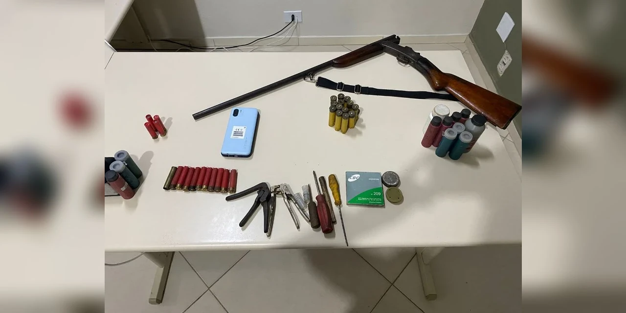 Motorista de transporte escolar acusado de estupro é preso com armas e munições em Ipiranga
