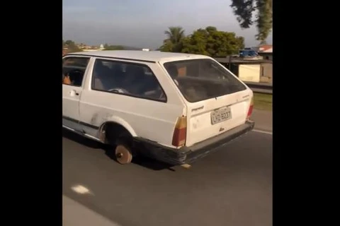 Motorista é flagrado dirigindo carro sem um dos pneus na BR-101; assista!