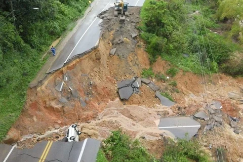 VIDEO: cratera se abre e engole carro na BR-470, em Santa Catarina