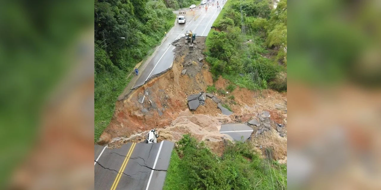 VIDEO: cratera se abre e engole carro na BR-470, em Santa Catarina
