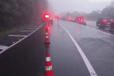 BR-277 sentido litoral em Morretes está bloqueada com risco de deslizamento