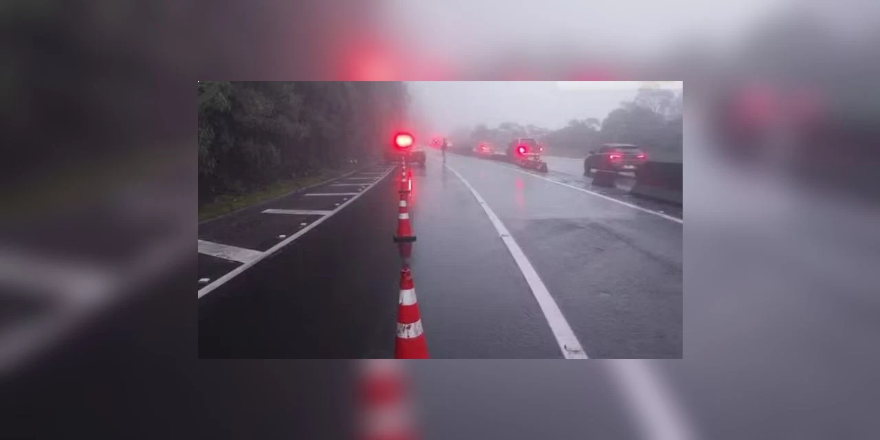 BR-277 sentido litoral em Morretes está bloqueada com risco de deslizamento