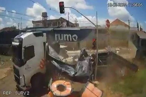 Vídeo mostra acidente entre trem e caminhão em Rolândia