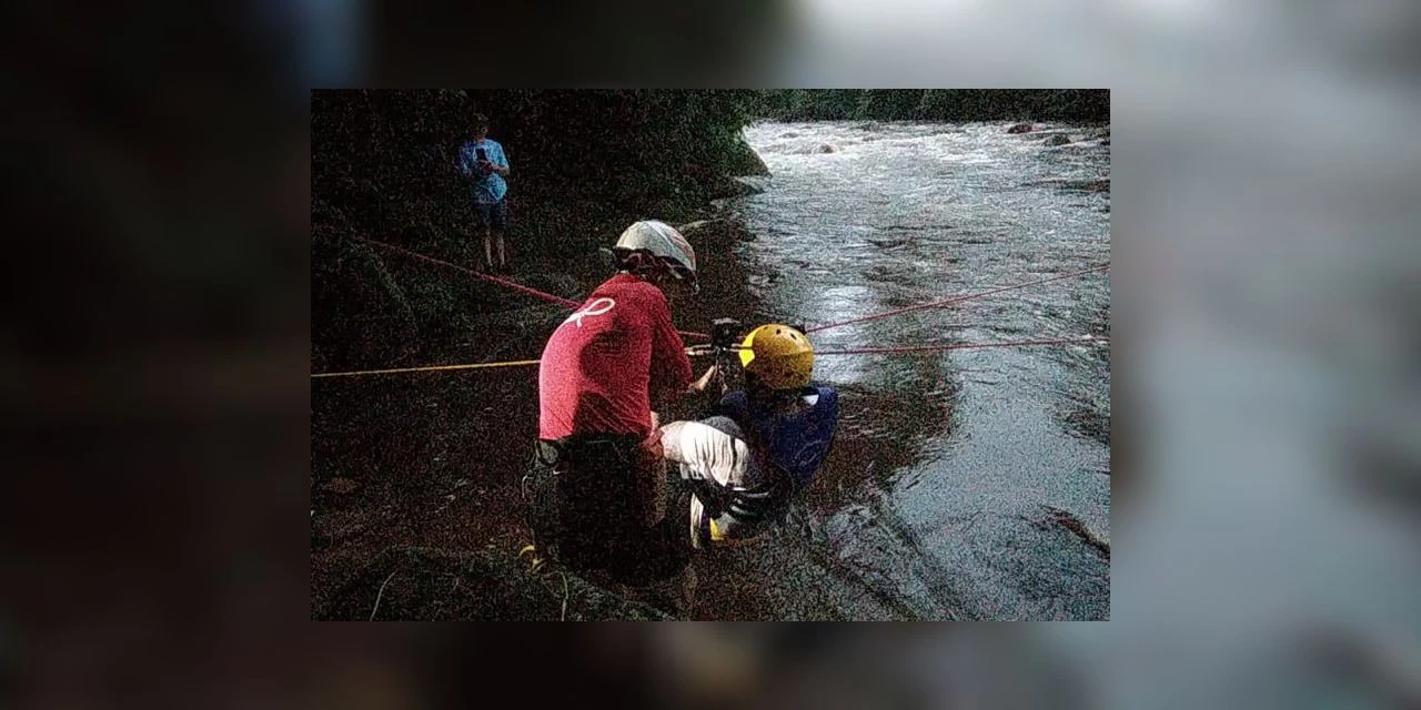 Bombeiros usam tirolesa para resgatar 16 pessoas de trilha no Litoral do Paraná