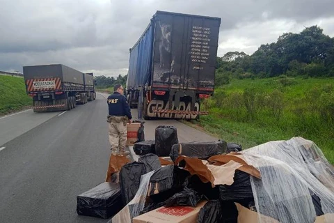PRF apreende carreta carregada com 400 mil maços de cigarros contrabandeados