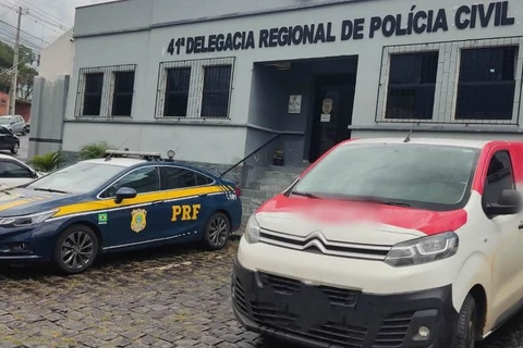 PRF prende condutor por crime de furto, em Irati