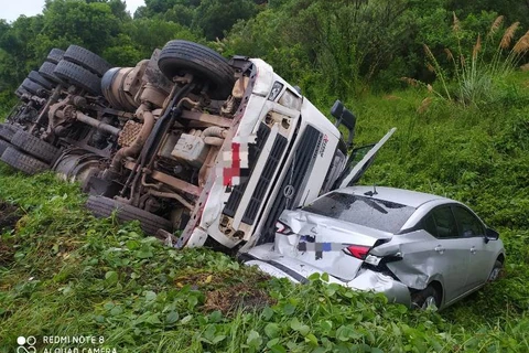 Engavetamento entre dois caminhões e sete carros interdita BR-277