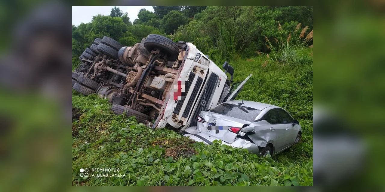 Engavetamento entre dois caminhões e sete carros interdita BR-277
