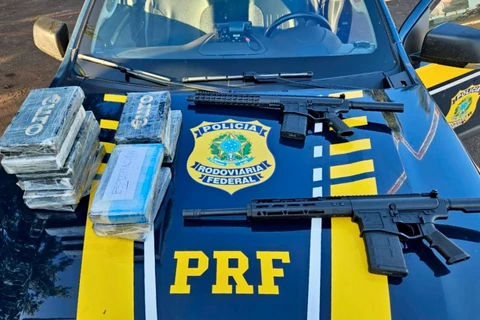 PRF apreende cocaína e fuzis no Paraná; motorista foi preso