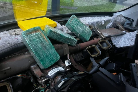 Em PG, PRF aprende mais de 20Kg de cocaína e pasta base em fundo falso de veiculo