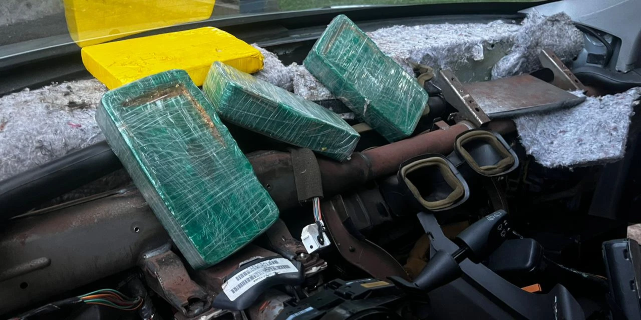 Em PG, PRF aprende mais de 20Kg de cocaína e pasta base em fundo falso de veiculo