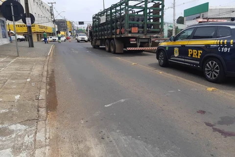 Homem com CNH suspensa atropela pedestre na Souza Naves
