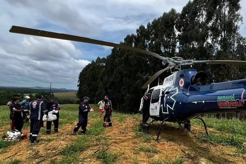 Equipes do Aeromédico e Bravo do Samu salvam homem após acidente com árvore em Imbituva