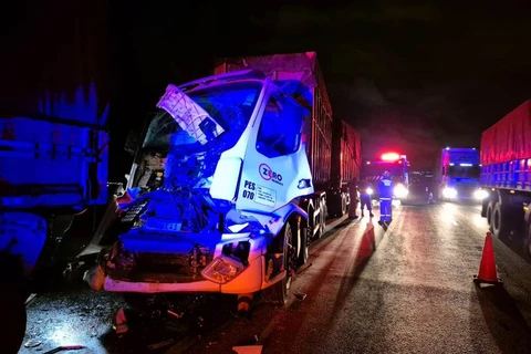 Caminhão fica destruído após colisão traseira na BR-376, em PG