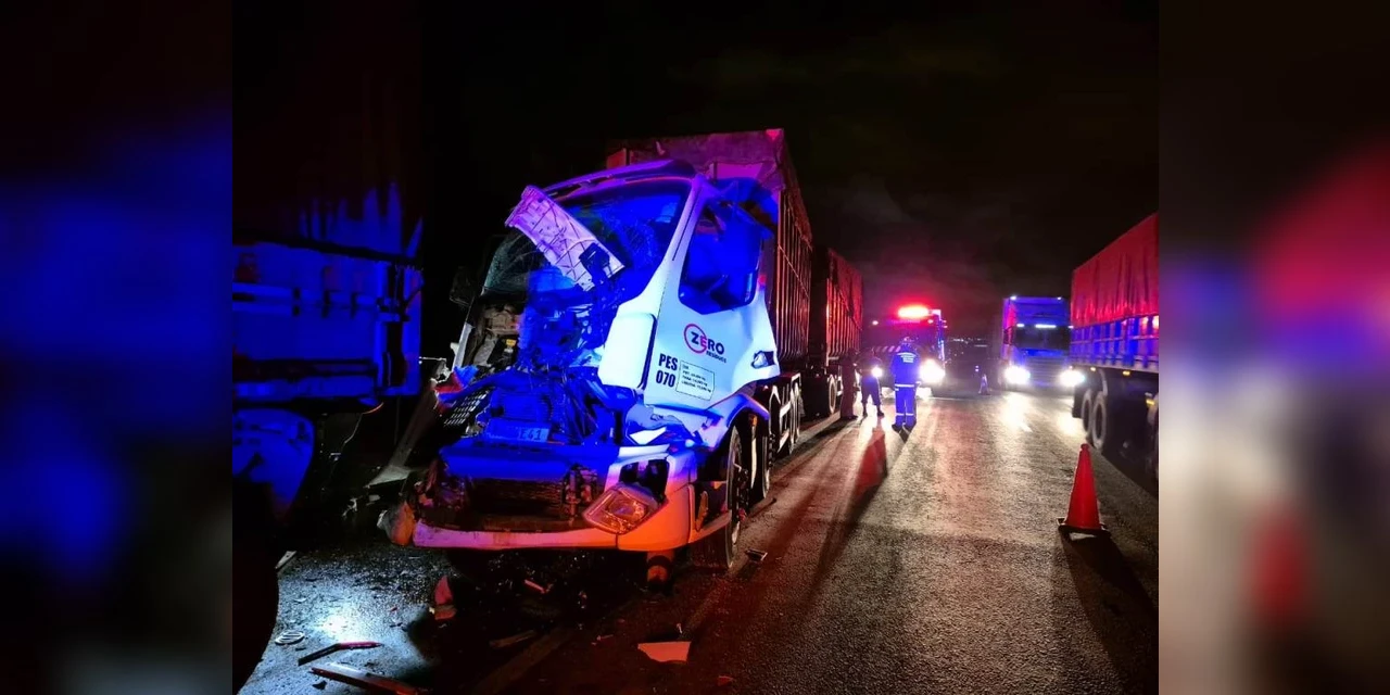 Caminhão fica destruído após colisão traseira na BR-376, em PG