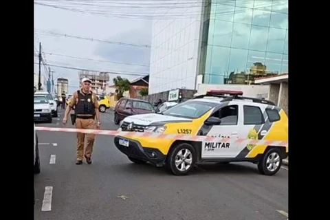 Bandidos rendem vítima no meio da rua para roubar malote, em PG