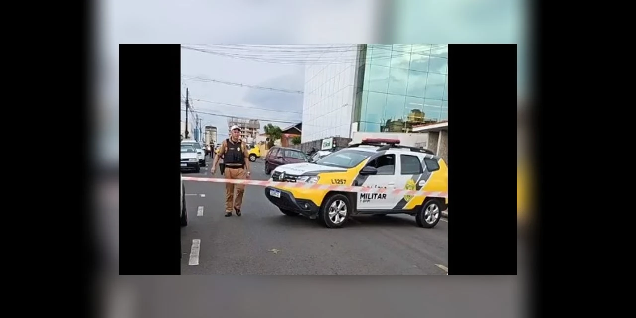 Bandidos rendem vítima no meio da rua para roubar malote, em PG