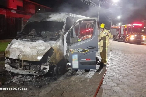 Van com 14 pessoas de Rio Azul é alvo de incêndio em Guaratuba